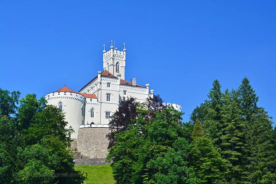 Bijeli dvorac Trakošćan iznad drveća